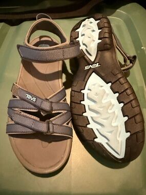 Teva Tirra New Ladies Sandals. Size 6